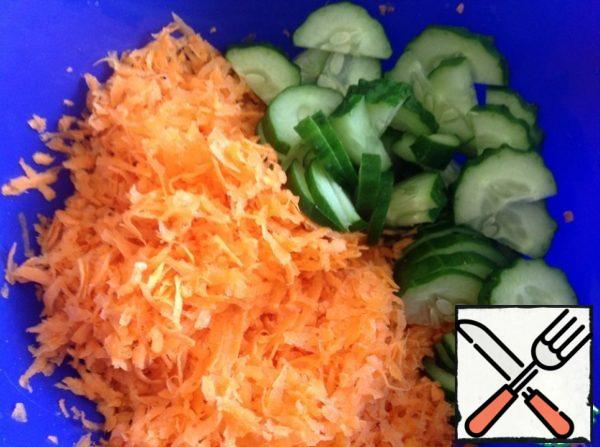 Carrots grate on a medium grater, cucumbers cut into half rings thinly.