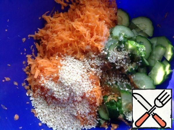 To the salad add the dressing and sesame seeds, mix well. Let the salad stand for 20 minutes.