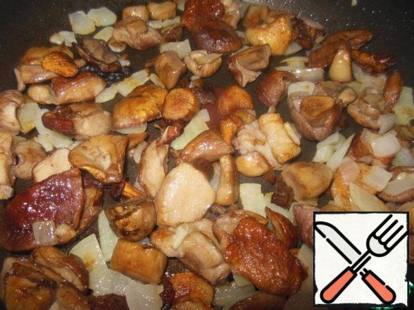 Mushrooms fry, salt, add spices for mushrooms.