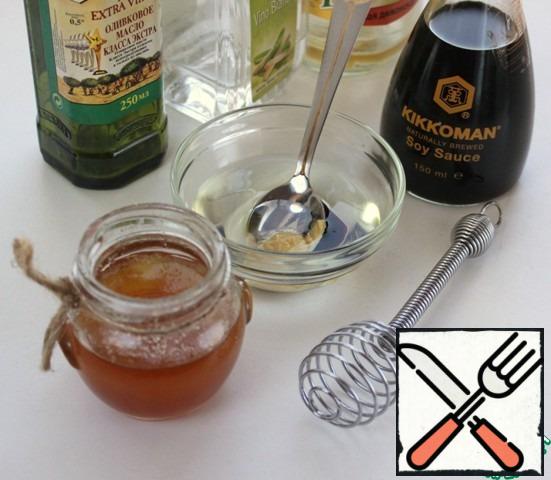 To make the dressing for the salad. Mix vegetable oil, soy sauce Kikkoman, balsamic vinegar, mustard, honey whisk or all placed in a small jar, close the lid and shake.