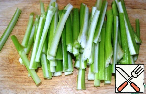Wash the celery, peel the fibers and cut into these long pieces.