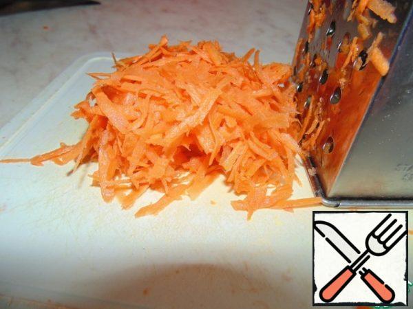 Carrots wash, peel and grate on a coarse grater.