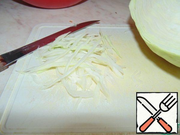 Wash the cabbage, remove the upper leaves and chop into small strips.