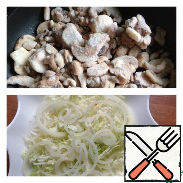 Pour oil into a well-heated frying pan, add mushrooms, salt and pepper. Fry the mushrooms until the liquid evaporates.
In a salad bowl, put the pre-chopped Peking cabbage (only the green soft part). Cut the onion into half rings and put it on the cabbage.
