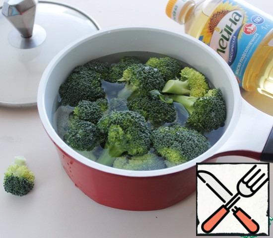 Divide the broccoli into florets and boil for 2 minutes.