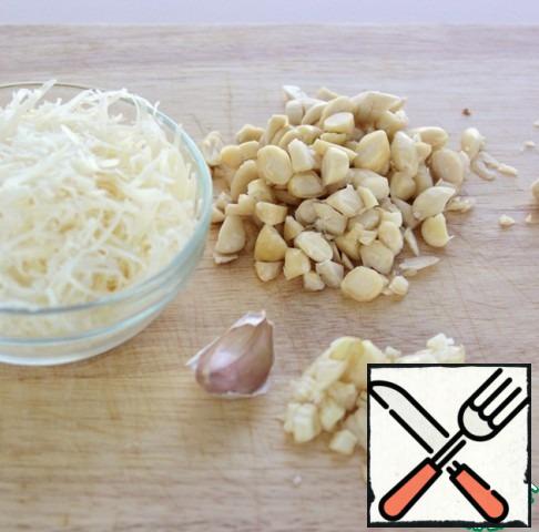 Grate finely the cheese, chop the garlic, chop the almonds.