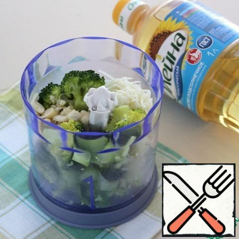 Cheese, garlic, almonds, broccoli folded into the bowl of a mixer and grind with a blender, add sunflower oil olein, again punch blender.