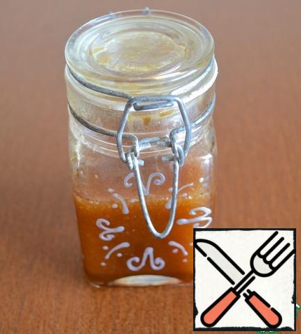 This filling is stored even outside the refrigerator in a closed container up to a week. Before using the jar with dressing shake well.