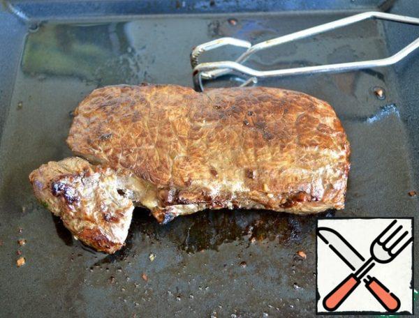 Drain the marinade from the meat and wipe it with a paper towel. Heat the oil in a large skillet and fry the oil over medium heat on both sides and sides for 5 minutes or until desired. Put the fried meat in a plate, wrap tightly with foil and leave to reach and "rest".