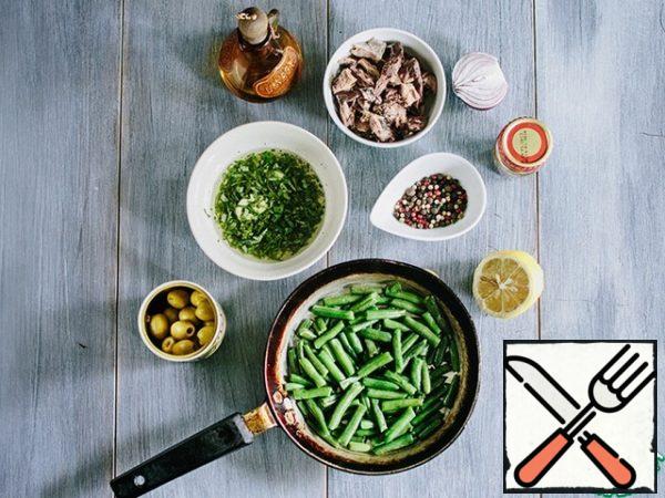 Fry the beans in olive oil until soft, season with salt, pepper and lemon juice.
Prepare the dressing: whisk olive oil with white wine vinegar until an emulsion forms. Then add finely chopped basil and garlic (garlic K can be crushed with a knife). Season with salt and pepper.
