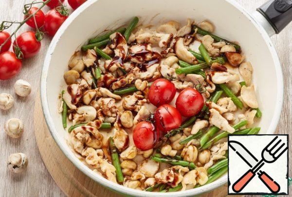Cut the mushrooms into quarters, chicken fillet into thin slices, cut the beans in half. Fry the chicken, mushrooms, and beans in a frying pan with the addition of olive oil. At the end of frying, add salt, pepper to taste, mustard and a small amount of water. Once all the ingredients are steamed, remove from the heat.

