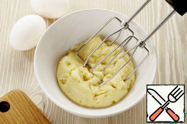 Preparation of mayonnaise. In the yolk, add salt, sugar, lemon juice, mustard and begin to beat, pouring a thin stream of oil. Thus it turns out mayonnaise, which should be put to cool in the refrigerator for 20 minutes.