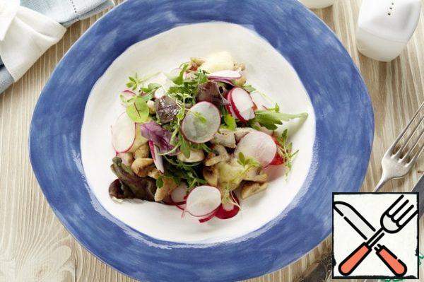 On a serving dish put a mix of salad with vegetables, on top-fried chicken and mushrooms, then add mayonnaise.