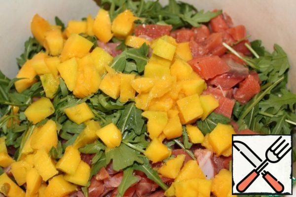 
Cut the fish into small pieces. Peel and chop the mango and avocado. Break arugula leaves in half.