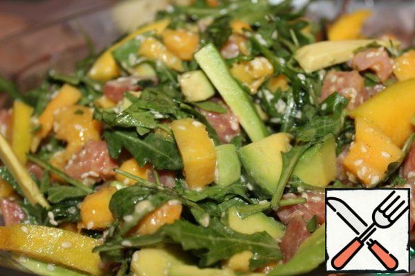 In a large bowl, mix all the ingredients, season with the sauce and mix.