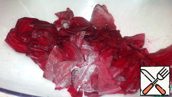 Peel the fresh beets and grate them on the largest grater with slices.
