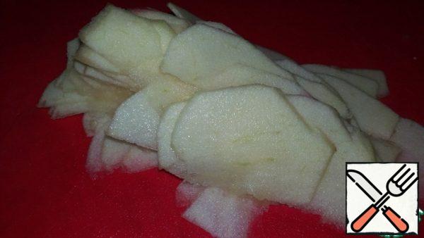 Peel the apple and grate it on a coarse grater in the same way. Combine with beets and mix everything well.
