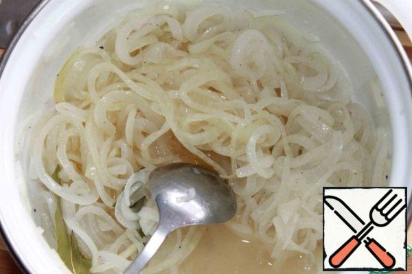 After the onion has cooled, add vegetable oil to it and put it to marinate in the refrigerator for 2-3 hours.
