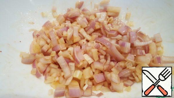 For salad: Chop the shallots, put in a salad bowl. Add a little pepper sauce, a few tablespoons of olive oil and a little salt. Stir.