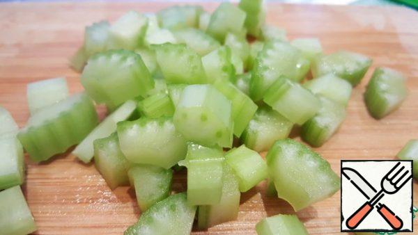 Cut the celery into slices. Salad bowl.
