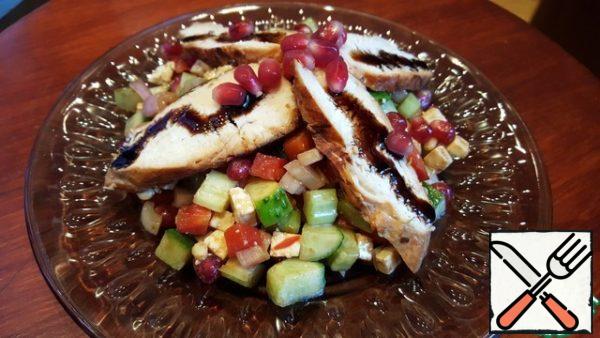 Spread the salad on a plate and add slices of chicken breast. If desired, pour the breast with balsamic.