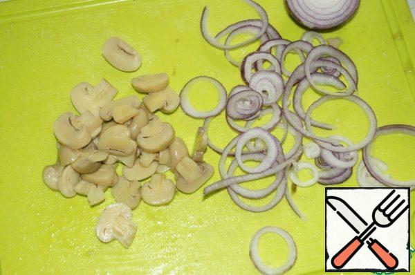 Mushrooms cut into thin plates, onions cut into thin rings.