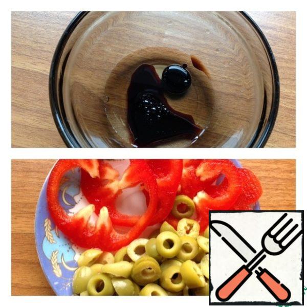 Pepper and olives cut into circles. Make the dressing: mix the oil, balsamic vinegar and soy sauce. Stir.