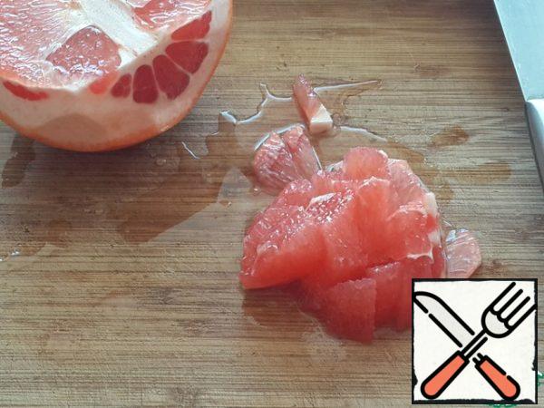 Grapefruit free from films and cut into cubes.