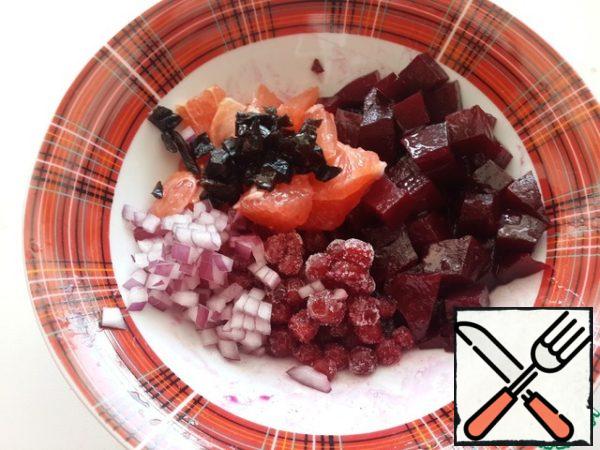 Cut boiled beets into cubes, finely chop red onions, add grapefruit, cranberries and prunes.