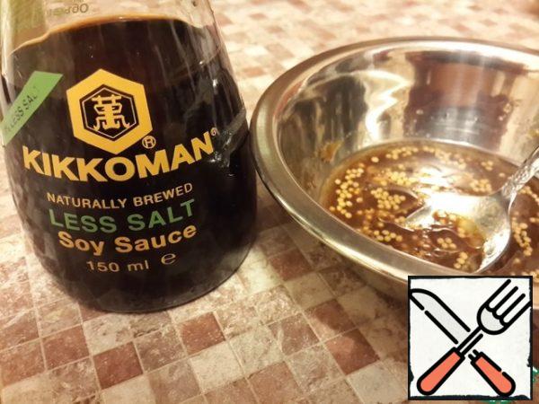 For dressing, mix honey, soy sauce, ready-made mustard and mustard seeds, grapefruit juice and oil.
