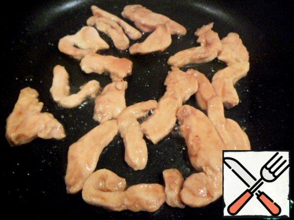 Fry the breast in vegetable oil for 2 minutes on each side.
