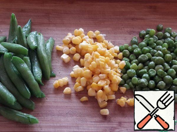 Place the frozen pea spatulas, green peas and corn separately in boiling water for 3-5 minutes, then remove with a slotted spoon and place in ice water. Fold into a sieve.