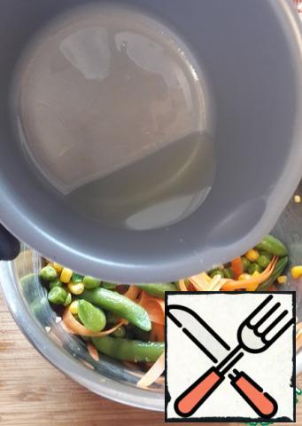 Pour the red and black pepper into the center, heat the oil in a ladle and pour the hot oil over the vegetables, stir and cool.