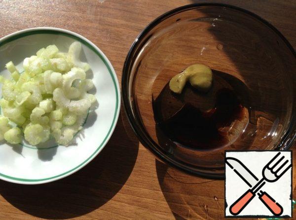 Celery cut into cubes.
Make the dressing: mix the oil, soy sauce and sweet (not spicy) mustard.