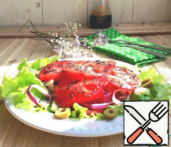 Collect salad : on plate putting leaves salad.
Next, the peppers, onions, olives and celery.
On top of the tomatoes.
Pour our dressing, and decorate with sesame seeds.