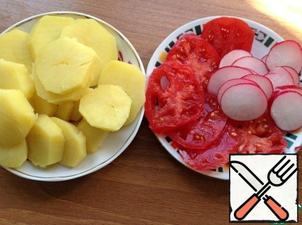 Peel the potatoes and cut them into slices, like tomatoes and radishes.
