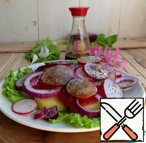 To assemble the salad:
1) put lettuce leaves on a plate
2) potatoes
3) tomatoes
4) onions
5) radish and pour the dressing on top,
6) decorate with poppy seeds