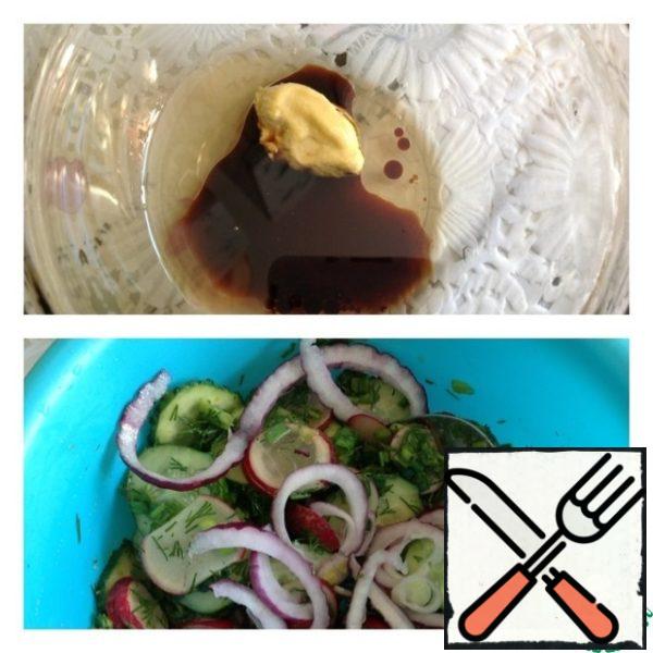 Make the dressing: mix the oil with soy sauce and mustard, stir. Red onion thinly cut into rings and add to salad. Pour in our dressing and mix the salad.