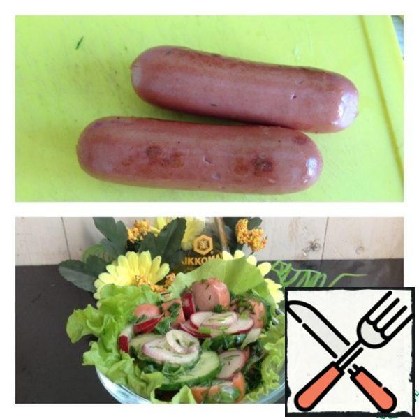 Sausages fry in a dry pan and cut into rings, add to the salad and mix. On a plate put the lettuce and the salad.