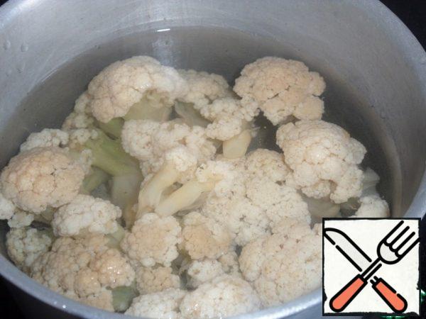 Cauliflower disassemble into inflorescences and boil for 3-5 minutes in salted boiling water. Throw in a colander and pour cold water.