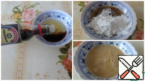 In a Cup, break the egg, add 1 tbsp soy sauce and 1 tbsp starch. Lightly whisk.