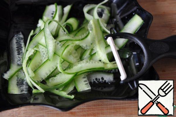Wash cucumber and cut into thin slices with a knife for cleaning vegetables.