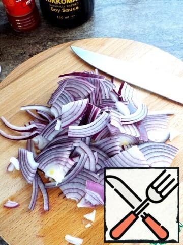 Onion cut into thin quarter rings.