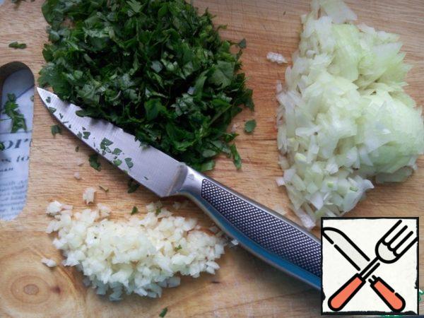 Onion cut into small cubes, garlic and herbs finely chop.
