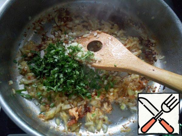 A couple of minutes before the end of frying, add the garlic, chili and 1 tbsp chopped cilantro to the onion.
