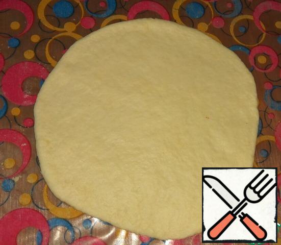 Roll out each part of the dough into a circle 3-4 mm thick.