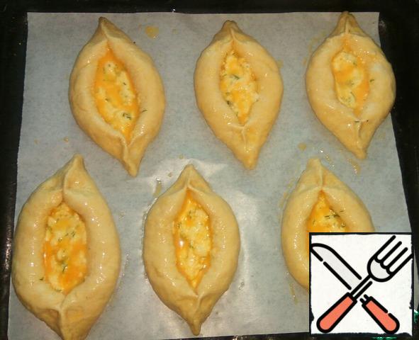 Coat with the egg batter and the filling, put it in the oven for 25-30 minutes until just brown.