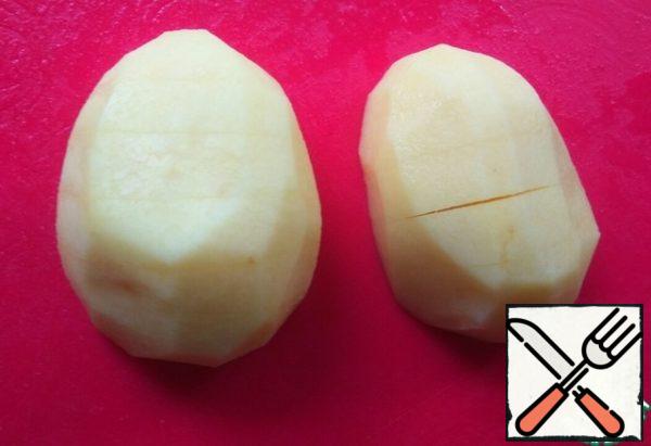 Peel potatoes, make transverse incisions, not cutting to the end.