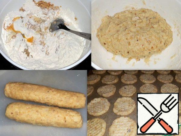 To prepare the dough in a bowl sifted
flour, put soft butter, poured sugar, nuts,
salt and cracked an egg. She kneaded the dough in a bowl. It
it didn't stick. From the dough made sausages, sliced
their circles. Crushed the circles.