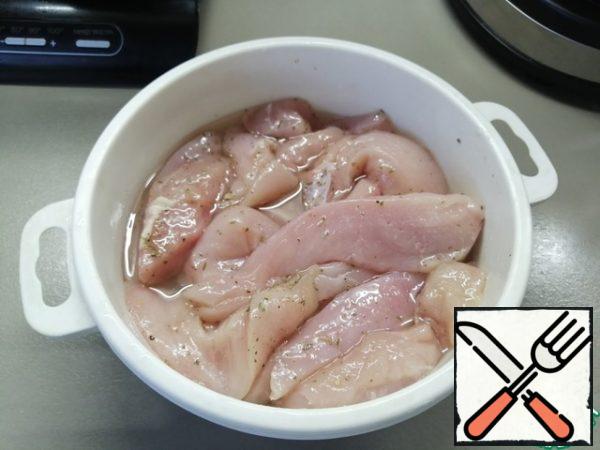 Cut the chicken into strips, salt, pepper, add oregano and 2 tablespoons of vegetable oil. Stir and leave to marinate for at least 40 minutes.